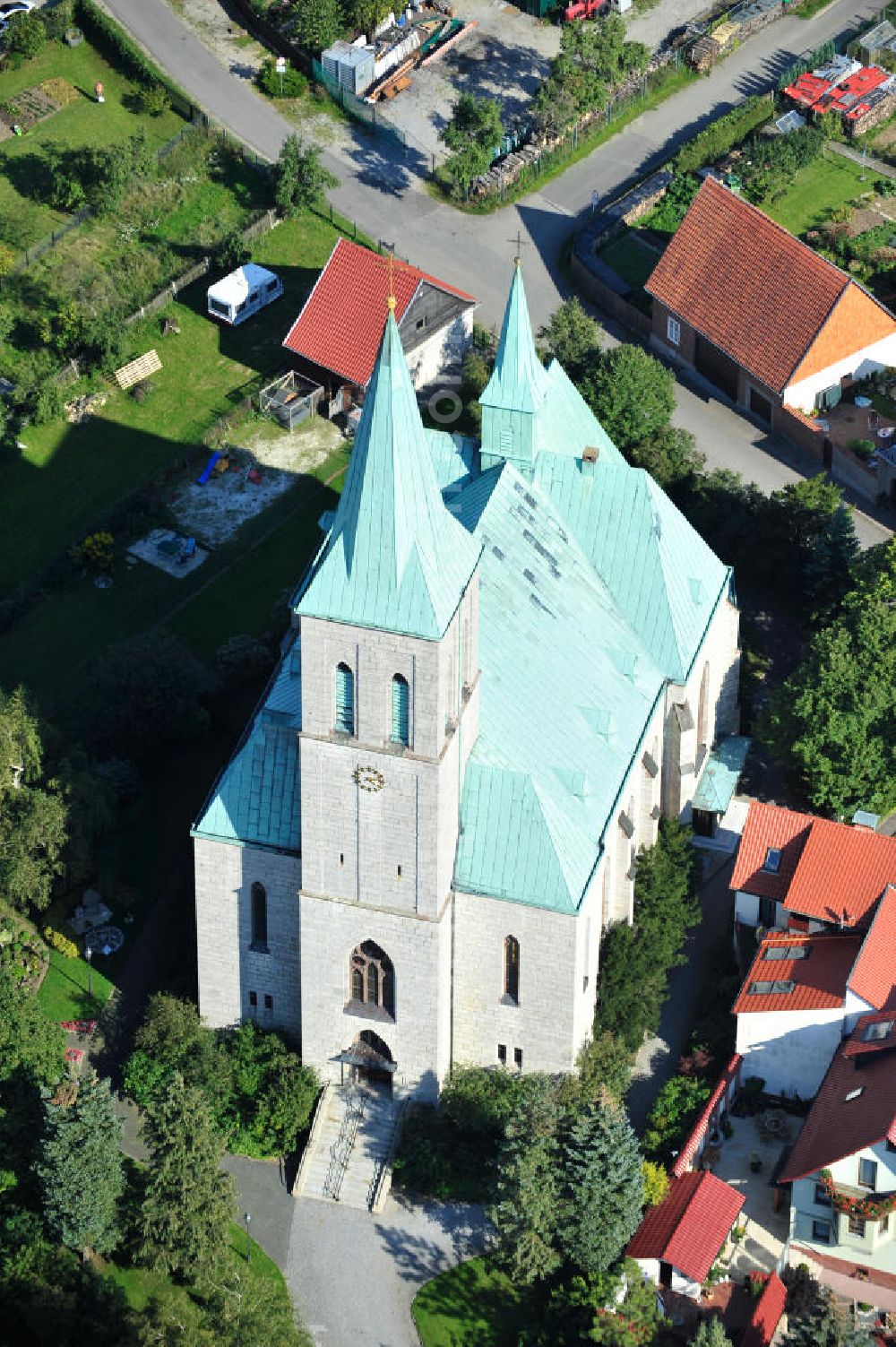 Effelder from above - Die Kirche St. Alban der Gemeinde Effelder im Landkreis Eichsfeld in Thüringen mit ihrem für die Gegend charakteristischen Kupferdach wurde 1892 vom Franziskaner Paschalis Gratze erbaut. Ihr 56 Meter hoher Turm ragt als Landmarke weit über das Umfeld der Gemeinde hinaus. Die römisch - katholische dreischiffige Hallenkirche im neugotischen Stil wird aufgrund ihres Gesamteindrucks auch als Eichsfelder Dom bezeichnet. Church St. Alban of municipality Effelder in borough Eichsfeld in Thuringia with its characteristic copper roof was built by Franciscan Paschalis Gratze in 1892. Its 56 metres high tower is a landmark. The Roman Catholic three-aisled hall church in neo-Gothic style is also called Eichsfelder Dom.