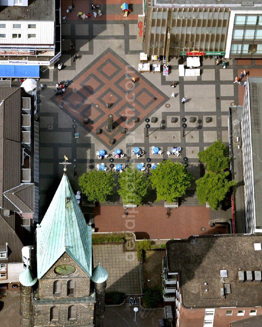 Aerial photograph Castrop-Rauxel - Blick auf die Lambertuskirche und ein Strassencafe. Castrop Rauxel street cafe and catholic St. Lambertus church.