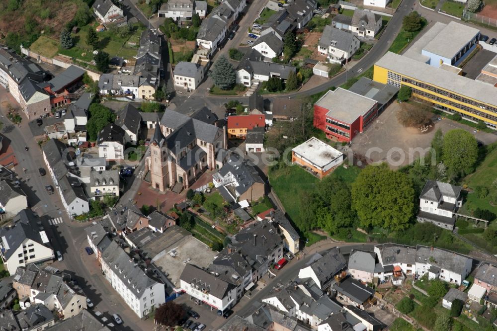 Trier Ruwer / Eitelsbach from the bird's eye view: Church and elementary school in the local district Ruwer / Eitelsbach in Trier in Rhineland-Palatinate