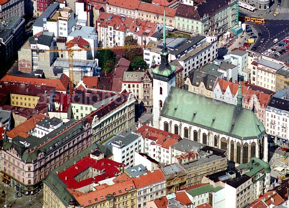 Brno / Brünn from the bird's eye view: Ein Beweis der Bauanstrengungen vom Ende des 14. bis zum 16. Jahrhundert ist die dem hl. Jakob eingeweihte Stadtkirche. Die östliche Chorseite wurde noch vor dem Ausbruch der hussitischen Unruhen mit einem parlerschen Netzgewölbe überdeckt. Die Bauarbeiten setzten sich bis zur Mitte des 15. Jahrhunderts fort. Es wurde die Teilnahme von Anton Pilgram am Bau seit 1502 nachgewiesen. Der Kirchturm wurde 1592überdacht.