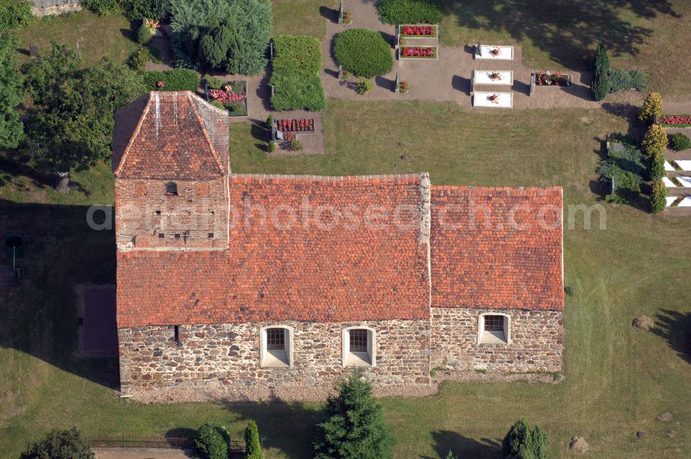 Aerial image Klein Engersen - Blick auf die Kirche am Dorfanger in Klein Engersen. Klein Engersen ist ein Ortsteil der verbandsangehörige Gemeinde Engersen in der Altmark, in Sachsen-Anhalt.