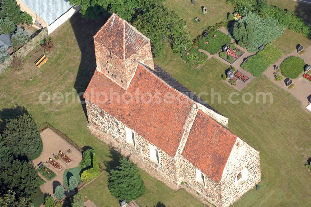 Aerial photograph Klein Engersen - Blick auf die Kirche am Dorfanger in Klein Engersen. Klein Engersen ist ein Ortsteil der verbandsangehörige Gemeinde Engersen in der Altmark, in Sachsen-Anhalt.