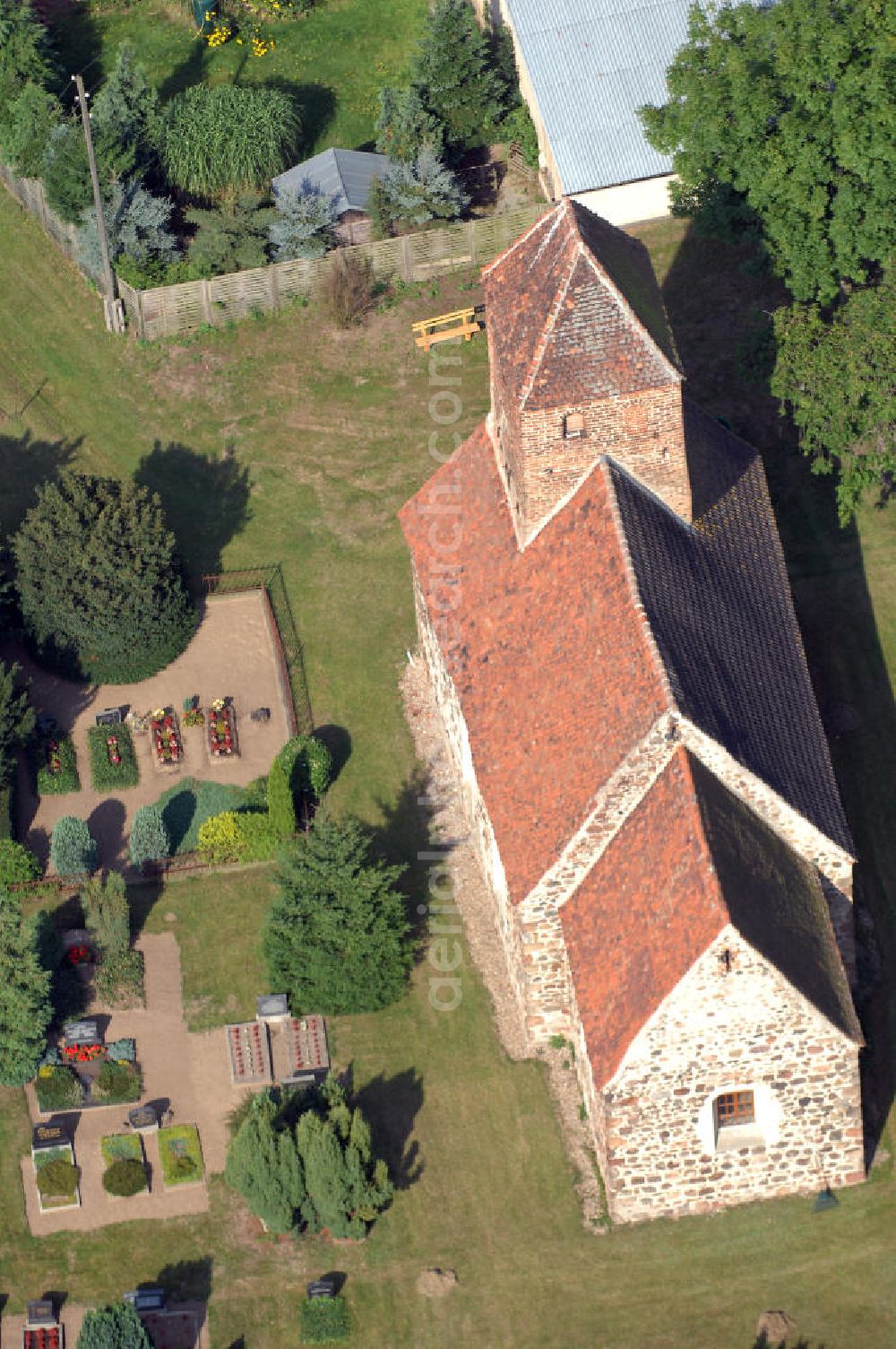 Klein Engersen from above - Blick auf die Kirche am Dorfanger in Klein Engersen. Klein Engersen ist ein Ortsteil der verbandsangehörige Gemeinde Engersen in der Altmark, in Sachsen-Anhalt.