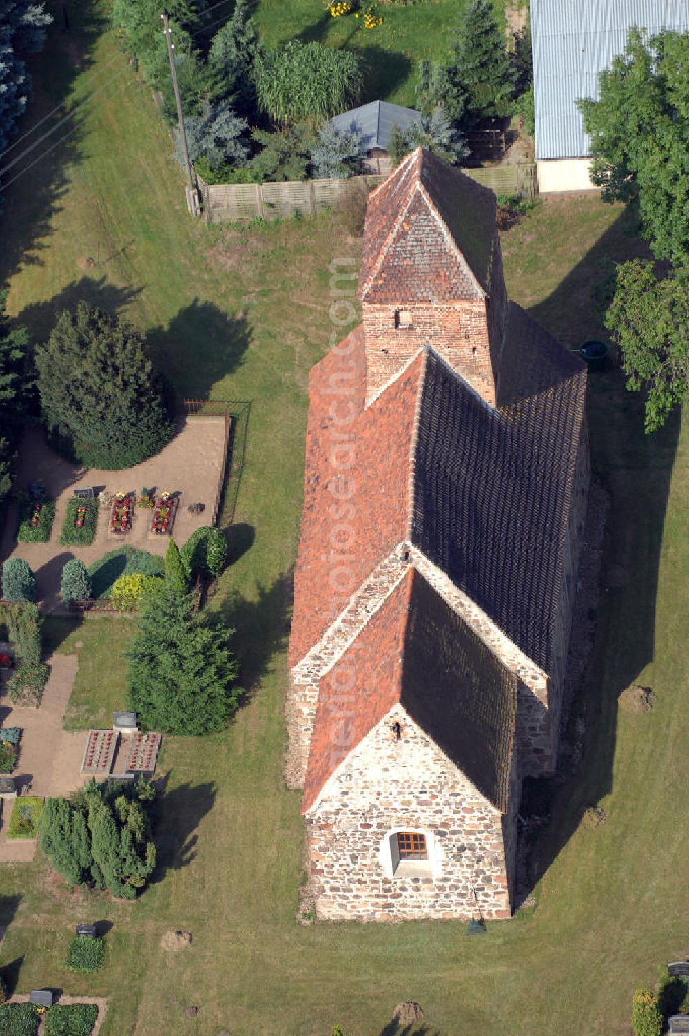 Klein Engersen from the bird's eye view: Blick auf die Kirche am Dorfanger in Klein Engersen. Klein Engersen ist ein Ortsteil der verbandsangehörige Gemeinde Engersen in der Altmark, in Sachsen-Anhalt.