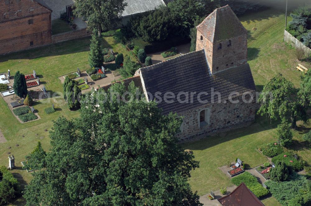 Aerial photograph Klein Engersen - Blick auf die Kirche am Dorfanger in Klein Engersen. Klein Engersen ist ein Ortsteil der verbandsangehörige Gemeinde Engersen in der Altmark, in Sachsen-Anhalt.