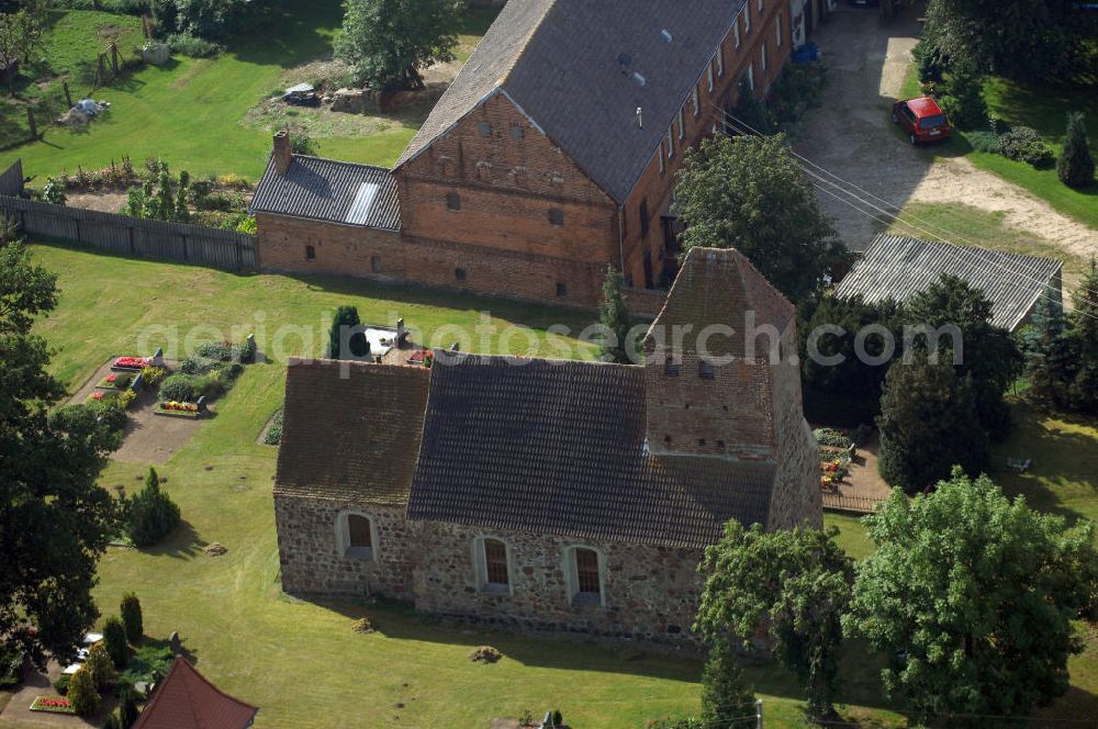 Klein Engersen from above - Blick auf die Kirche am Dorfanger in Klein Engersen. Klein Engersen ist ein Ortsteil der verbandsangehörige Gemeinde Engersen in der Altmark, in Sachsen-Anhalt.