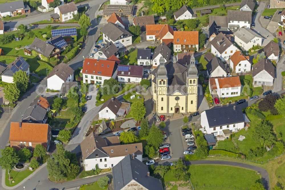 Aerial photograph Marsberg - Church of St. Mary Magdalene in the center of downtown Marsberg in the Sauerland in North Rhine-Westphalia