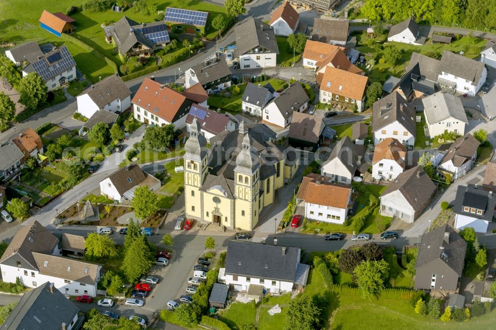 Marsberg from the bird's eye view: Church of St. Mary Magdalene in the center of downtown Marsberg in the Sauerland in North Rhine-Westphalia