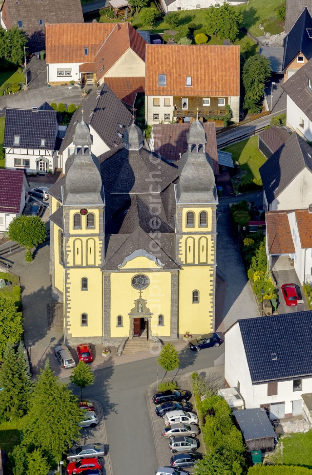 Aerial photograph Marsberg - Church of St. Mary Magdalene in the center of downtown Marsberg in the Sauerland in North Rhine-Westphalia