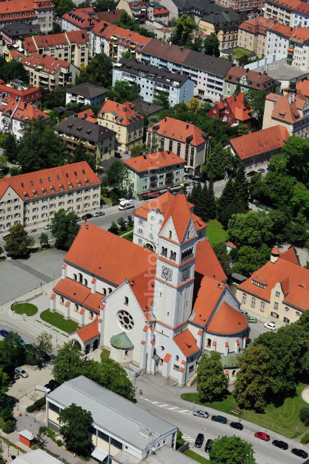 Aerial photograph München Pasing - Blick auf die katholische Kirche Maria Schutz am Schererplatz in München Pasing. Catholic Church in Munich district Pasing.