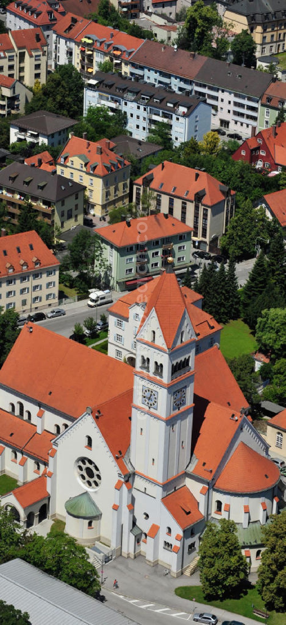 München Pasing from above - Blick auf die katholische Kirche Maria Schutz am Schererplatz in München Pasing. Catholic Church in Munich district Pasing.