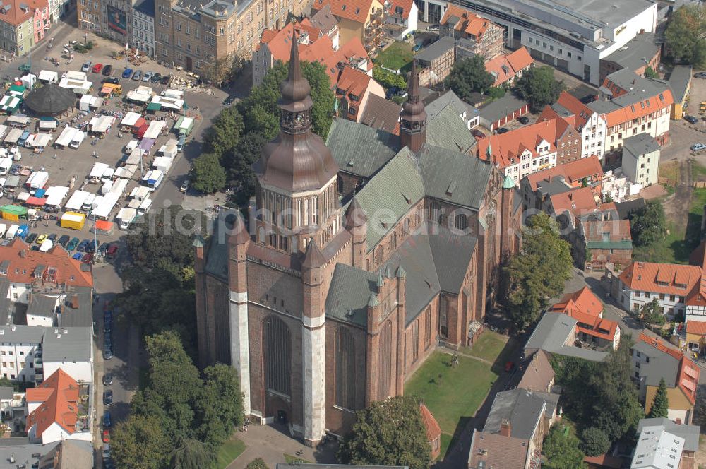 Aerial photograph STRALSUND - Blick auf die monumentale St. Marien Kirche. Sie ist die größte aller drei Pfarrkirchen. Adresse: Neuer Markt, 18439 Stralsund; Kontakt: St. Mariengemeinde Stralsund, Pfarramt / Gemeindebüro, Marienstraße 16, 18439 Stralsund, Tel. 03831 298965, Fax 03831 298966, E-Mail: marien.hst@st-mariengemeinde-stralsund.de,