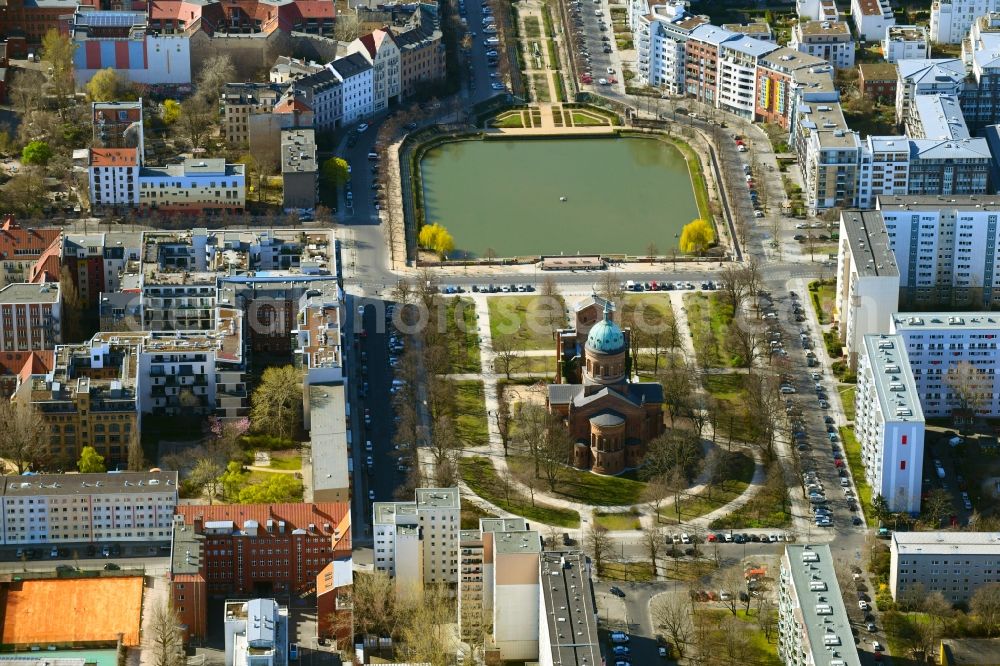 Aerial photograph Berlin - Church building of the St. Michael Church at Michaelkirchplatz and park Engelbecken in the district Kreuzberg in Berlin, Germany