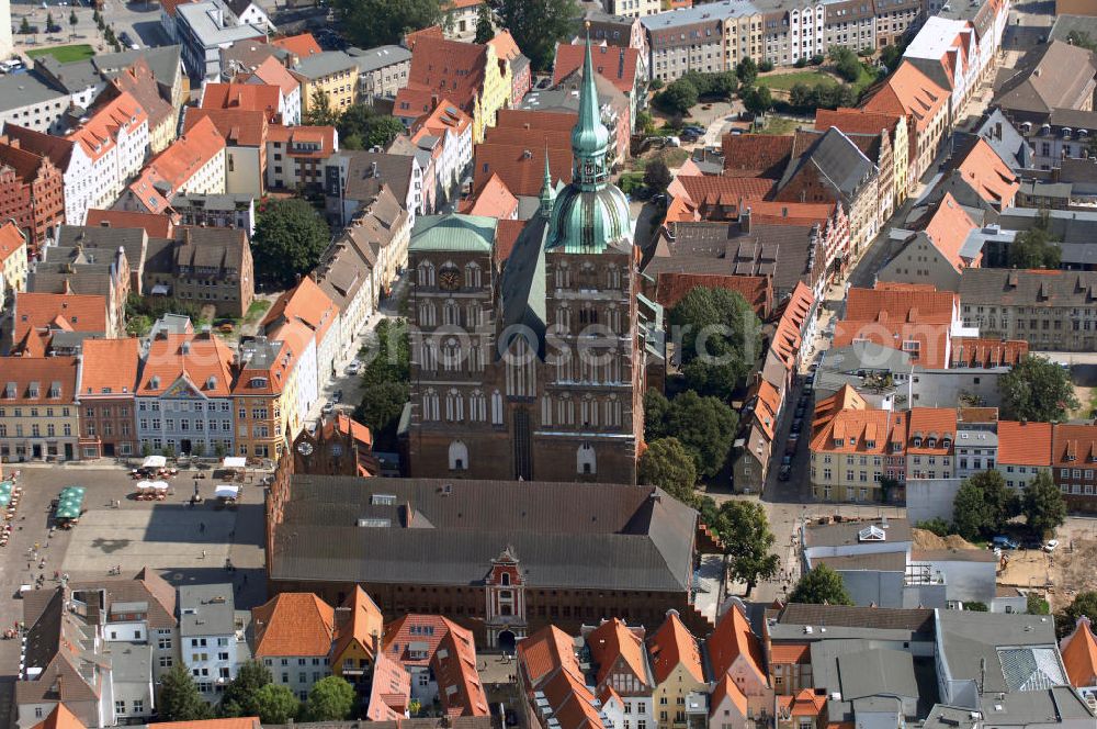 Aerial image STRALSUND - Blick auf die monumentale St. Nikolai Kirche. Sie ist die älteste aller drei Pfarrkirchen. Adresse: Alter Markt, 18439 Stralsund; Kontakt: Evangelische Kirchengemeinde St Nikolai, Auf dem St. Nikolaikirchenhof 2, 18439 Stralsund, Tel. 03831 297199, Fax 03831 297691, E-Mail: st.nikolai@t-online.de,