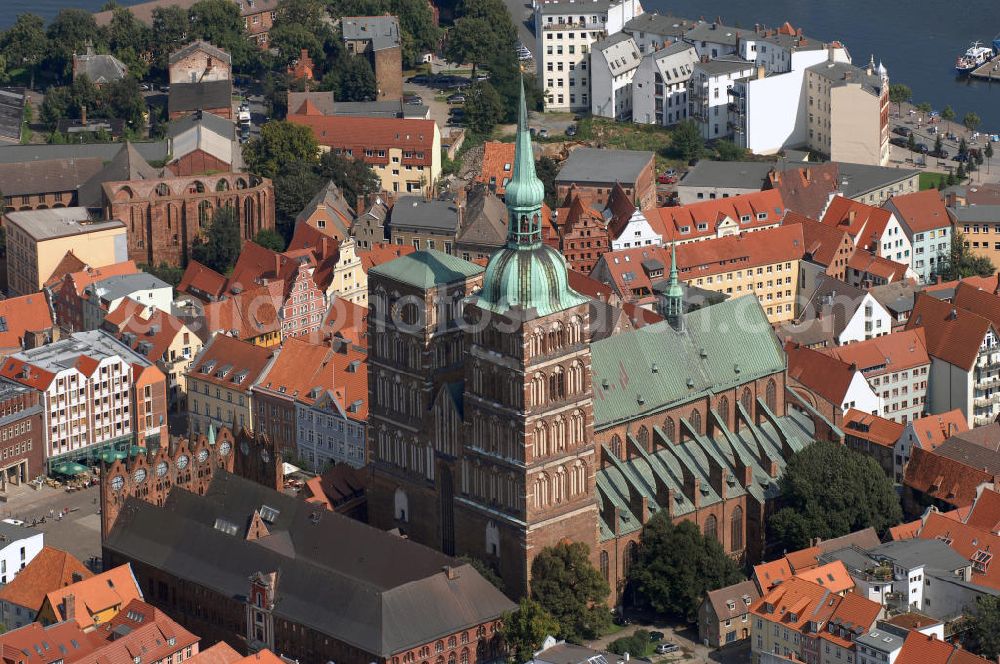 Aerial photograph STRALSUND - Blick auf die monumentale St. Nikolai Kirche. Sie ist die älteste aller drei Pfarrkirchen. Adresse: Alter Markt, 18439 Stralsund; Kontakt: Evangelische Kirchengemeinde St Nikolai, Auf dem St. Nikolaikirchenhof 2, 18439 Stralsund, Tel. 03831 297199, Fax 03831 297691, E-Mail: st.nikolai@t-online.de,