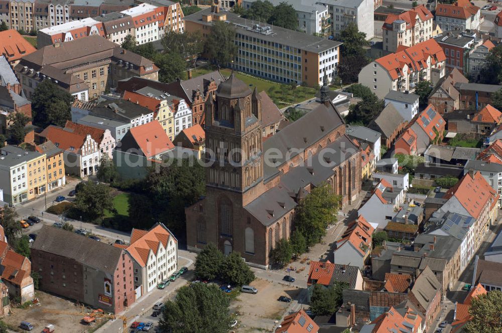 STRALSUND from above - Blick auf die Kulturkirche St. Nikolai. Eine der drei Stralsunder Pfarrkirchen. Betreiber: Kreisdiakonisches Werk Stralsund e.V. Adresse: Jacobiturmstraße, 18439 Stralsund Kontakt: Büro der Kulturkirche, Langenstr. 58, Herr Dr. Triebenecker, Frau Tyllmann Tel. 03831 309696