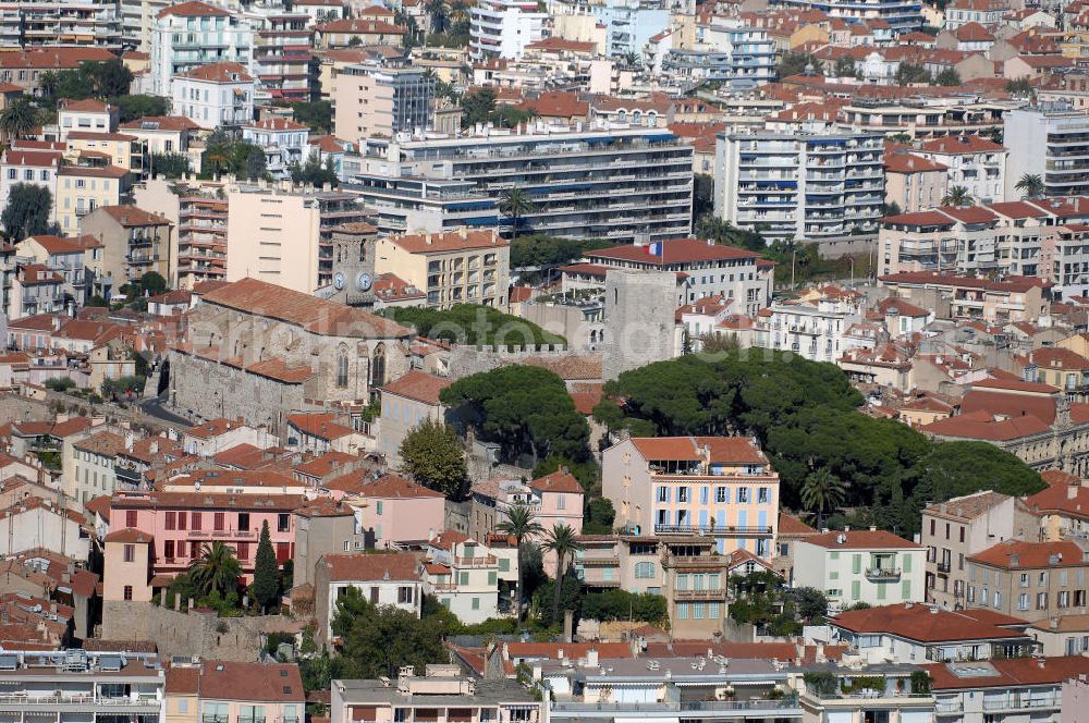 Cannes from above - Blick auf die Kirche Notre-Dame D' Esperance und das Museum Musée de la Castre in Cannes. Die Kirche befindet sich im Quartier Suquet der Altstadt und wurde zwischen 1521 und 1648 im gotischen Stil errichtet. Sie ist die älteste Kirche der Stadt. Das Museum beinhaltet Kollektionen die den Stil gelehrter Reisender des 19. Jahrhunderts zeigt. Kontakt Museum: Musée de la Castre, Le Suquet, 06400 Cannes, Tel. +33(0)493 38 5526, Fax +33(0)493 38 8150; Kontakt Touristinfo: Office du Tourisme, BP 272, 06403 Cannes Cedex, Tel. +33(0)492 99842 2, Fax +33(0)492 99842 3, Email: tourisme@semec.com