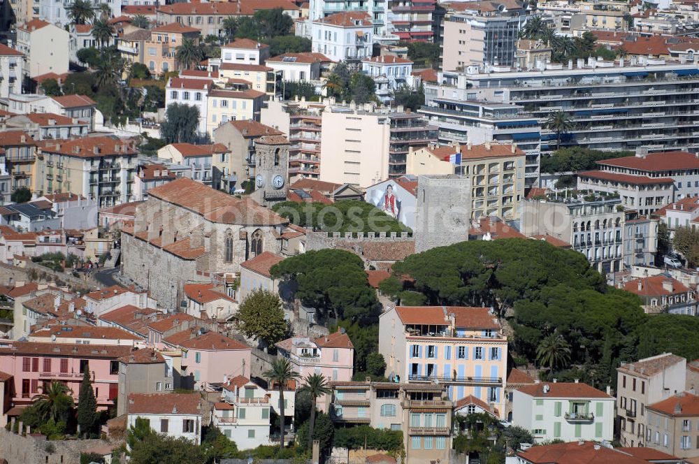 Cannes from the bird's eye view: Blick auf die Kirche Notre-Dame D' Esperance und das Museum Musée de la Castre in Cannes. Die Kirche befindet sich im Quartier Suquet der Altstadt und wurde zwischen 1521 und 1648 im gotischen Stil errichtet. Sie ist die älteste Kirche der Stadt. Das Museum beinhaltet Kollektionen die den Stil gelehrter Reisender des 19. Jahrhunderts zeigt. Kontakt Museum: Musée de la Castre, Le Suquet, 06400 Cannes, Tel. +33(0)493 38 5526, Fax +33(0)493 38 8150; Kontakt Touristinfo: Office du Tourisme, BP 272, 06403 Cannes Cedex, Tel. +33(0)492 99842 2, Fax +33(0)492 99842 3, Email: tourisme@semec.com