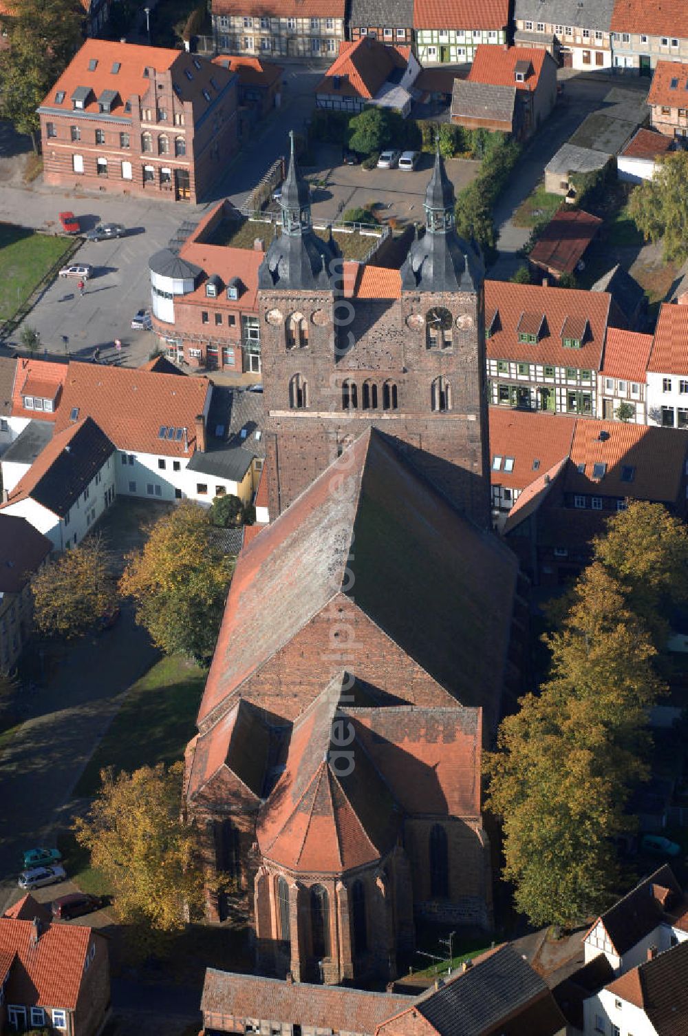 Seehausen from the bird's eye view: Blick über Seehausen mit der evangelischen St. Petri Kirche. Seehausen (Altmark) ist eine ehemalige Hansestadt im Landkreis Stendal (Sachsen-Anhalt) in der Altmark. Die Stadt ist Sitz der gleichnamigen Verwaltungsgemeinschaft. Die Ernennung zur Stadt erfolgte 1151. Seehausen war von 1358 bis 1488 Mitglied der Hanse.