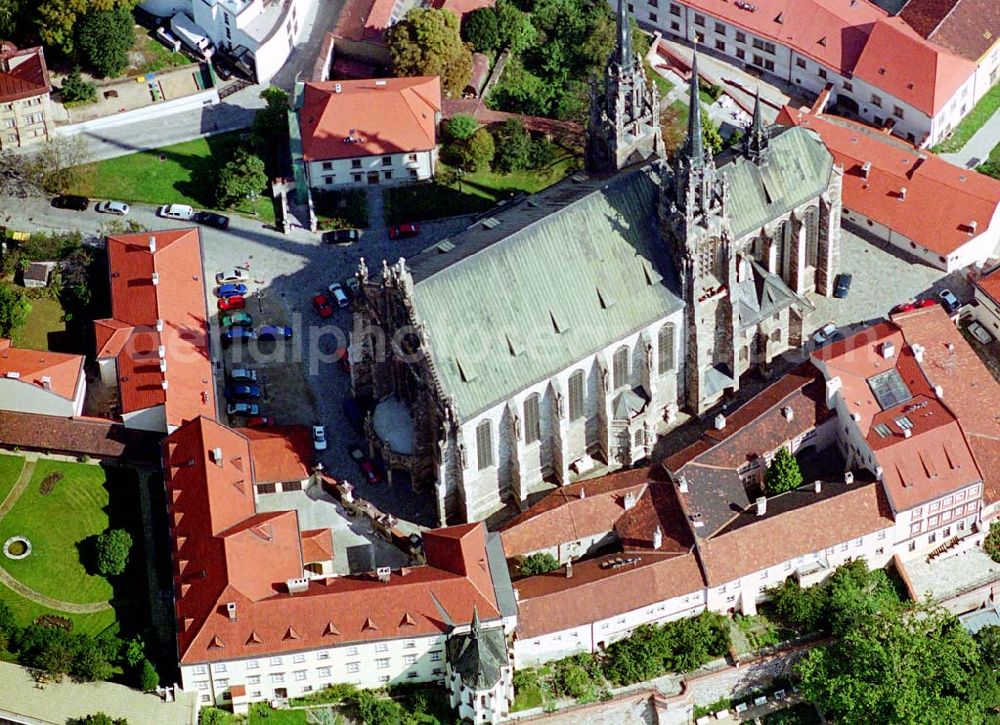 Aerial photograph Brno / Brünn - Eine Anhöhe mit dem Dom des hl. Petrus und Paulus an der mutmaßlichen Stelle der ursprünglichen Brüner Burg mit einer Burgkapelle aus dem 11. und 12. Jahrhundert. Nach dem Untergang der damals schon selbständigen romanischen Basilika wurde diese im 13. Jhrhundert zu einem gotischen Dom umgebaut, der dann im 15. und 16. Jahrhundert noch umgebaut und im 18. Jahrhundert barockisiert wurde. Der derzeitige Umbau im neogotischen Still stammt aus der Jahrhundertwende des 19. und 20. Jahrhunderts. Seit dem Jahr 1777 ist hier der Sitz des Brünner Bischofs. Derzeit ist die ursprüngliche Gruft der Kirche aus dem 12. Jahrhundert zugänglich.