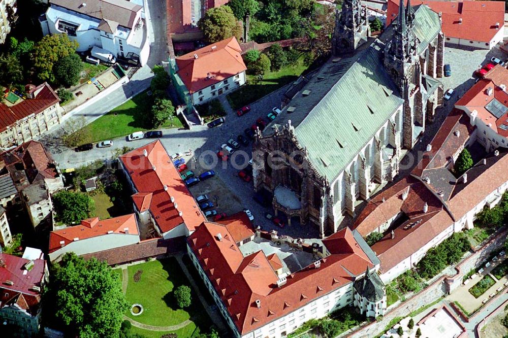 Brno / Brünn from above - Eine Anhöhe mit dem Dom des hl. Petrus und Paulus an der mutmaßlichen Stelle der ursprünglichen Brüner Burg mit einer Burgkapelle aus dem 11. und 12. Jahrhundert. Nach dem Untergang der damals schon selbständigen romanischen Basilika wurde diese im 13. Jhrhundert zu einem gotischen Dom umgebaut, der dann im 15. und 16. Jahrhundert noch umgebaut und im 18. Jahrhundert barockisiert wurde. Der derzeitige Umbau im neogotischen Still stammt aus der Jahrhundertwende des 19. und 20. Jahrhunderts. Seit dem Jahr 1777 ist hier der Sitz des Brünner Bischofs. Derzeit ist die ursprüngliche Gruft der Kirche aus dem 12. Jahrhundert zugänglich.