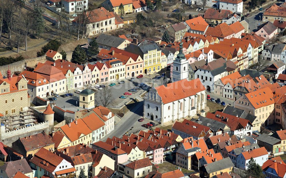 Horsovsky Tyn / Bischofteinitz from the bird's eye view: Die Kirche Sankt Peter und Paul an der nam. Republiky / Platz der Republik in der Stadt Horsovsky Tyn / Bischofteinitz in der Region Plzensky kraj / Pilsen in der Tschechischen Republik. The church St. Peter and Paul at the street nam. Republiky in Horsovsky Tyn in the region Plzensky kraj in Czech Republic.