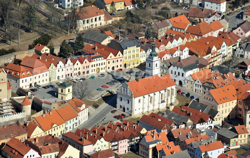 Aerial image Horsovsky Tyn / Bischofteinitz - Die Kirche Sankt Peter und Paul an der nam. Republiky / Platz der Republik in der Stadt Horsovsky Tyn / Bischofteinitz in der Region Plzensky kraj / Pilsen in der Tschechischen Republik. The church St. Peter and Paul at the street nam. Republiky in Horsovsky Tyn in the region Plzensky kraj in Czech Republic.