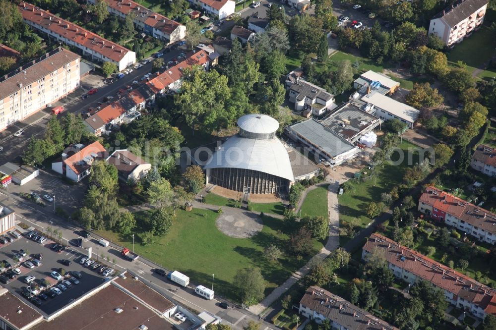 Aerial photograph Mainz - Mainz, Church of Saint Peter Canisius in Mainz Gonsenheim in the state of Rhineland-Palatinate. As a modern post-war work of architect Hugo Becker, the church is now a protected monument