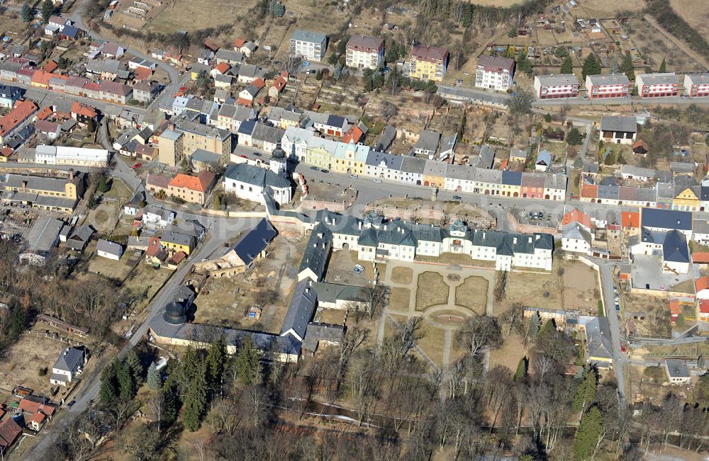 Aerial photograph Manetin - Das Schloss Manetin und die Kirche in der Stadt Manetin in der Region Plzensky kraj / Pilsen in Tschechien / Tschechische Republik. The castle Manetin and the church in the town Manetin in the region Plzensky kraj / Pilsen in Czechia / Czech Republic.