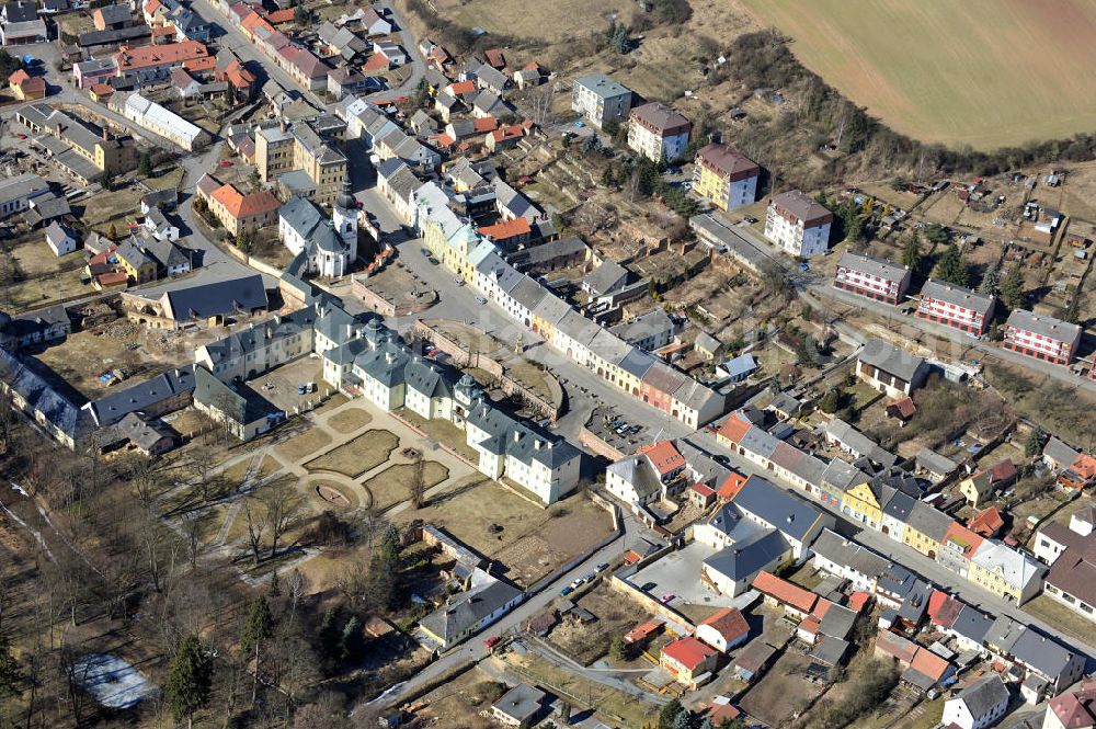 Aerial photograph Manetin - Das Schloss Manetin und die Kirche in der Stadt Manetin in der Region Plzensky kraj / Pilsen in Tschechien / Tschechische Republik. The castle Manetin and the church in the town Manetin in the region Plzensky kraj / Pilsen in Czechia / Czech Republic.