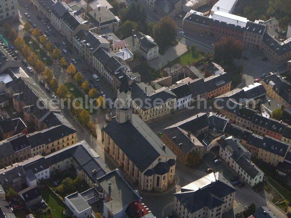 Aerial photograph Markneukirchen ( Sachsen ) - Kirche im Stadtzentrum von Markneukirchen Die St. Nicolai Kirche befindet sich im Zentrum der Stadt am Markt. Sie wurde 1848 geweiht und beherbergt die einzige Schulze-Orgel Sachsens. Regelmäßig finden hier Konzerte statt.