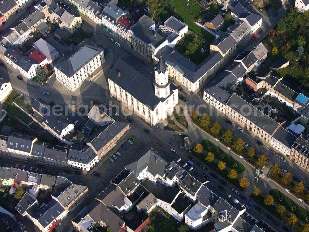 Aerial photograph Markneukirchen ( Sachsen ) - Kirche im Stadtzentrum von Markneukirchen Die St. Nicolai Kirche befindet sich im Zentrum der Stadt am Markt. Sie wurde 1848 geweiht und beherbergt die einzige Schulze-Orgel Sachsens. Regelmäßig finden hier Konzerte statt.