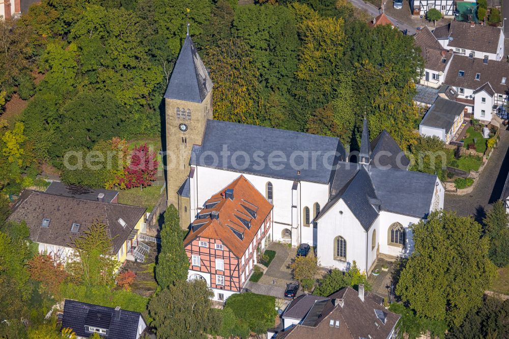 Aerial photograph Fröndenberg/Ruhr - Church building of Stiftskirche - Evangelische Kirchengemeinde Froendenberg and Bausenhagen in Froendenberg/Ruhr in the state North Rhine-Westphalia, Germany