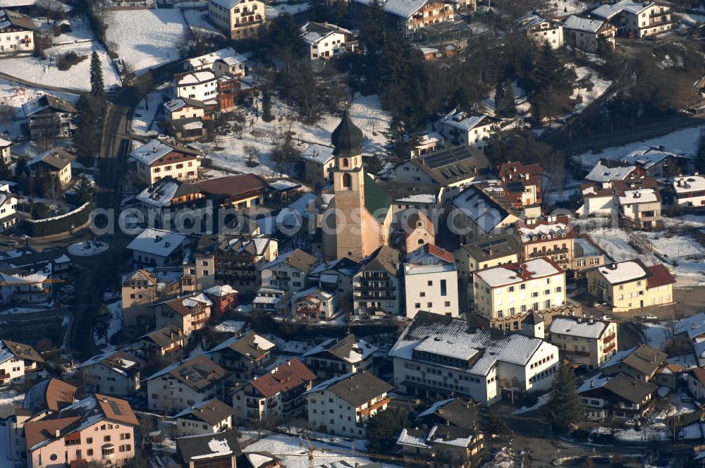 Aerial photograph Voels - Blick auf die winterlich verschneite Kirche am Kirchplatz und das Wohngebiet von Voels am Schlern (Fiè Allo Sciliar) in Italien.