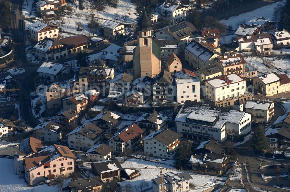 Voels from the bird's eye view: Blick auf die winterlich verschneite Kirche am Kirchplatz und das Wohngebiet von Voels am Schlern (Fiè Allo Sciliar) in Italien.