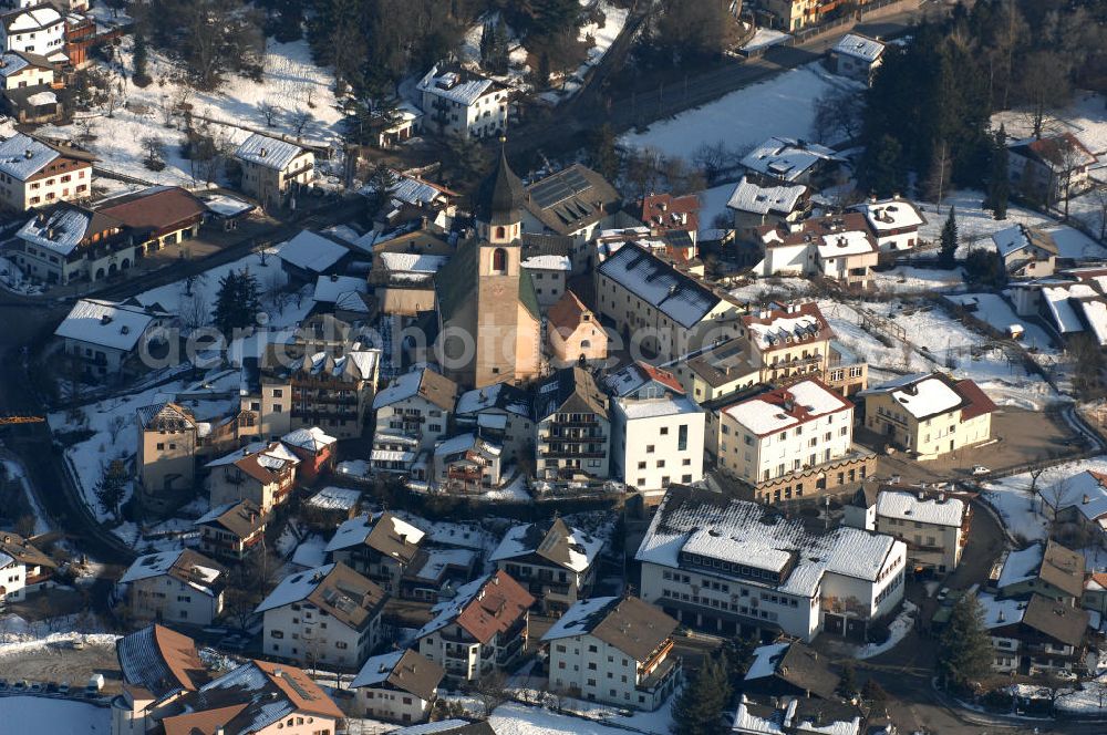 Aerial photograph Voels - Blick auf die winterlich verschneite Kirche am Kirchplatz und das Wohngebiet von Voels am Schlern (Fiè Allo Sciliar) in Italien.