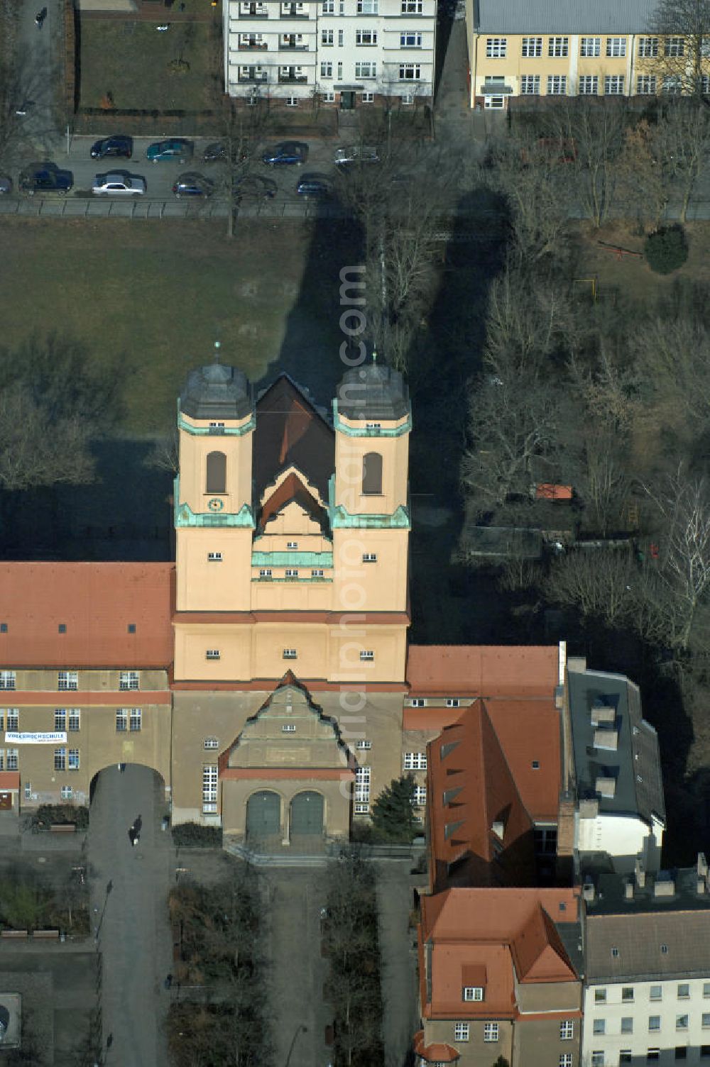 Aerial image Berlin - Blick auf die evangelische Kirche Zum Vaterhaus im Ortsteil Baumschulenweg. Ihren Namen verdankt die 1911 eingeweihte Kirche den in goldenen Lettern über dem Portal angebrachten Worten aus dem Johannesevangelium: In meines Vaters Hause sind viele Wohnungen. Die Kirche wurde im Jugendstil errichtet und die beide Türme erreichen eine Höhe von 47 Metern. View of the Evangelical Church of the Father's House in the district Baumschulenweg. The church, inaugurated in 1911, takes its name from gold letters above the portal with the placed words from the Gospel of John: In my Father's house are many mansions. The church was built in Art Nouveau and the two towers reach a height of 47 meters.