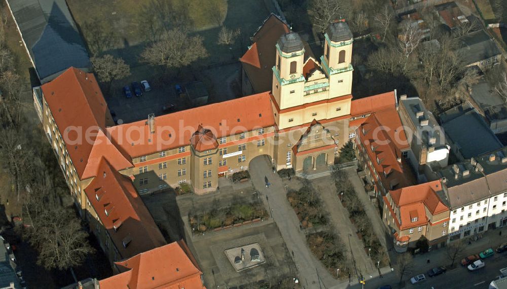 Aerial photograph Berlin - Blick auf die evangelische Kirche Zum Vaterhaus im Ortsteil Baumschulenweg. Ihren Namen verdankt die 1911 eingeweihte Kirche den in goldenen Lettern über dem Portal angebrachten Worten aus dem Johannesevangelium: In meines Vaters Hause sind viele Wohnungen. Die Kirche wurde im Jugendstil errichtet und die beide Türme erreichen eine Höhe von 47 Metern. View of the Evangelical Church of the Father's House in the district Baumschulenweg. The church, inaugurated in 1911, takes its name from gold letters above the portal with the placed words from the Gospel of John: In my Father's house are many mansions. The church was built in Art Nouveau and the two towers reach a height of 47 meters.