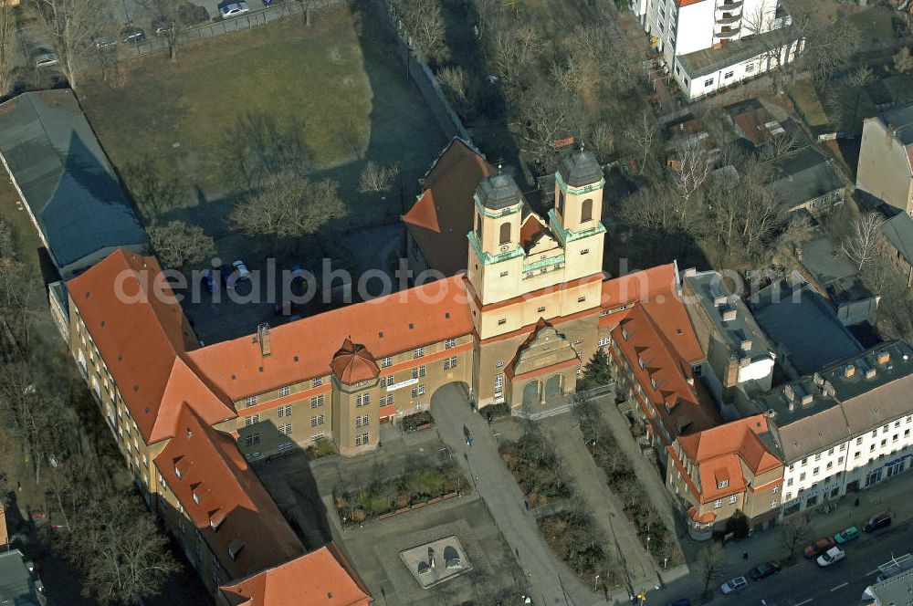 Berlin from above - Blick auf die evangelische Kirche Zum Vaterhaus im Ortsteil Baumschulenweg. Ihren Namen verdankt die 1911 eingeweihte Kirche den in goldenen Lettern über dem Portal angebrachten Worten aus dem Johannesevangelium: In meines Vaters Hause sind viele Wohnungen. Die Kirche wurde im Jugendstil errichtet und die beide Türme erreichen eine Höhe von 47 Metern. View of the Evangelical Church of the Father's House in the district Baumschulenweg. The church, inaugurated in 1911, takes its name from gold letters above the portal with the placed words from the Gospel of John: In my Father's house are many mansions. The church was built in Art Nouveau and the two towers reach a height of 47 meters.