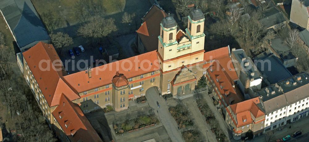 Berlin from the bird's eye view: Blick auf die evangelische Kirche Zum Vaterhaus im Ortsteil Baumschulenweg. Ihren Namen verdankt die 1911 eingeweihte Kirche den in goldenen Lettern über dem Portal angebrachten Worten aus dem Johannesevangelium: In meines Vaters Hause sind viele Wohnungen. Die Kirche wurde im Jugendstil errichtet und die beide Türme erreichen eine Höhe von 47 Metern. View of the Evangelical Church of the Father's House in the district Baumschulenweg. The church, inaugurated in 1911, takes its name from gold letters above the portal with the placed words from the Gospel of John: In my Father's house are many mansions. The church was built in Art Nouveau and the two towers reach a height of 47 meters.