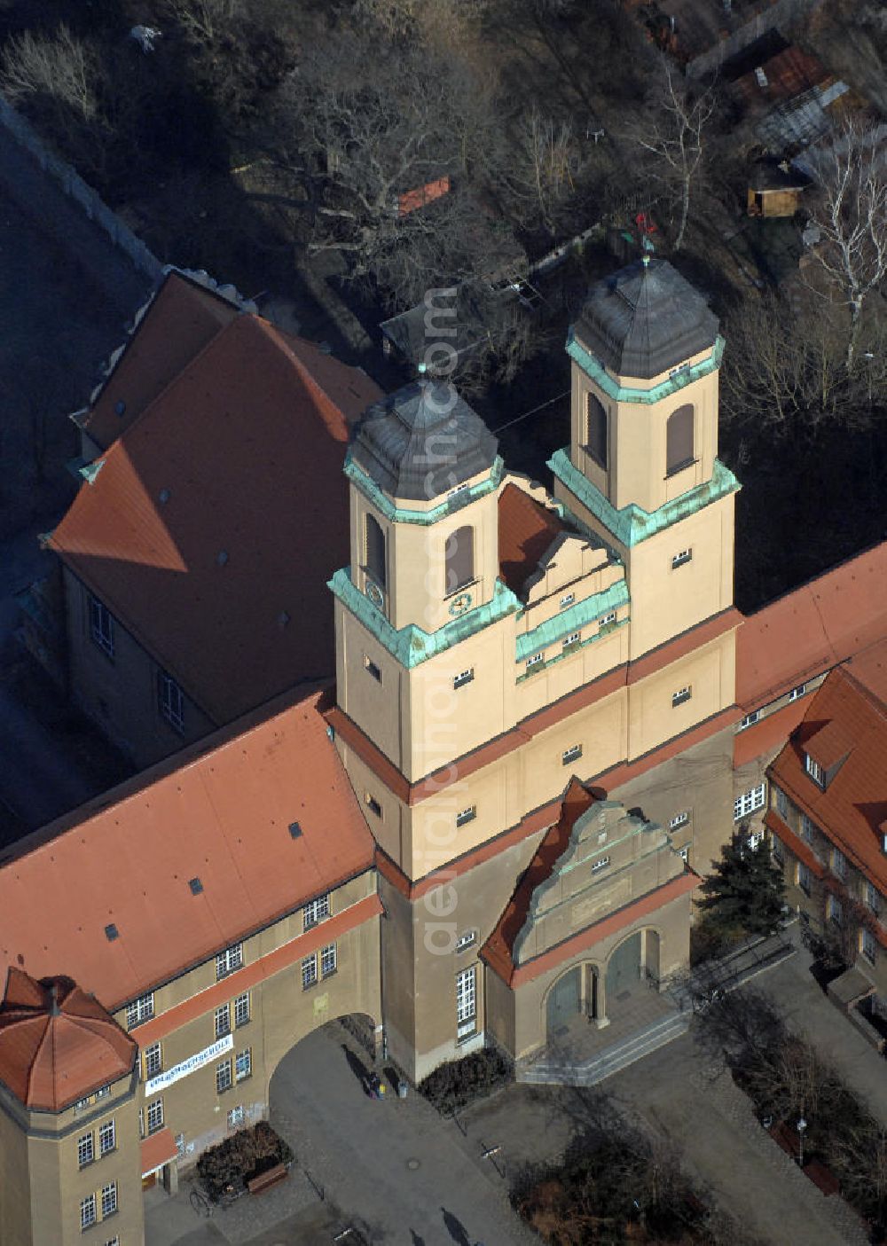 Aerial image Berlin - Blick auf die evangelische Kirche Zum Vaterhaus im Ortsteil Baumschulenweg. Ihren Namen verdankt die 1911 eingeweihte Kirche den in goldenen Lettern über dem Portal angebrachten Worten aus dem Johannesevangelium: In meines Vaters Hause sind viele Wohnungen. Die Kirche wurde im Jugendstil errichtet und die beide Türme erreichen eine Höhe von 47 Metern. View of the Evangelical Church of the Father's House in the district Baumschulenweg. The church, inaugurated in 1911, takes its name from gold letters above the portal with the placed words from the Gospel of John: In my Father's house are many mansions. The church was built in Art Nouveau and the two towers reach a height of 47 meters.