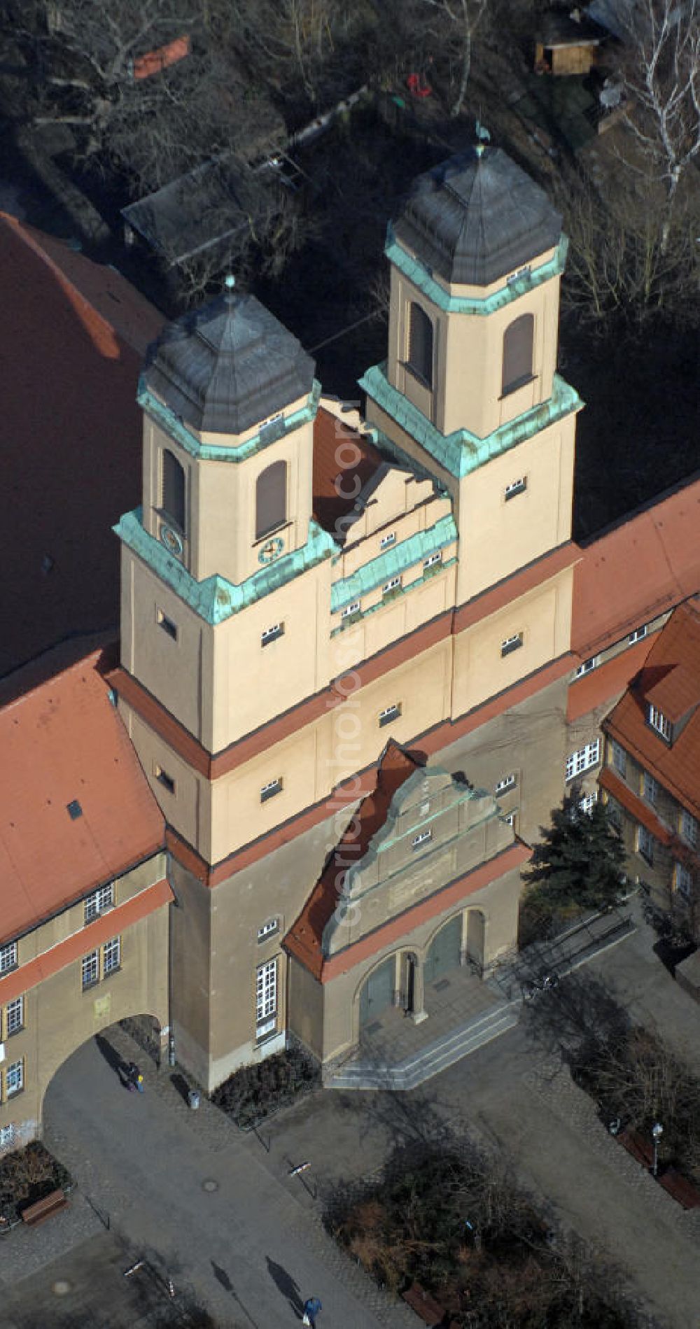 Aerial photograph Berlin - Blick auf die evangelische Kirche Zum Vaterhaus im Ortsteil Baumschulenweg. Ihren Namen verdankt die 1911 eingeweihte Kirche den in goldenen Lettern über dem Portal angebrachten Worten aus dem Johannesevangelium: In meines Vaters Hause sind viele Wohnungen. Die Kirche wurde im Jugendstil errichtet und die beide Türme erreichen eine Höhe von 47 Metern. View of the Evangelical Church of the Father's House in the district Baumschulenweg. The church, inaugurated in 1911, takes its name from gold letters above the portal with the placed words from the Gospel of John: In my Father's house are many mansions. The church was built in Art Nouveau and the two towers reach a height of 47 meters.