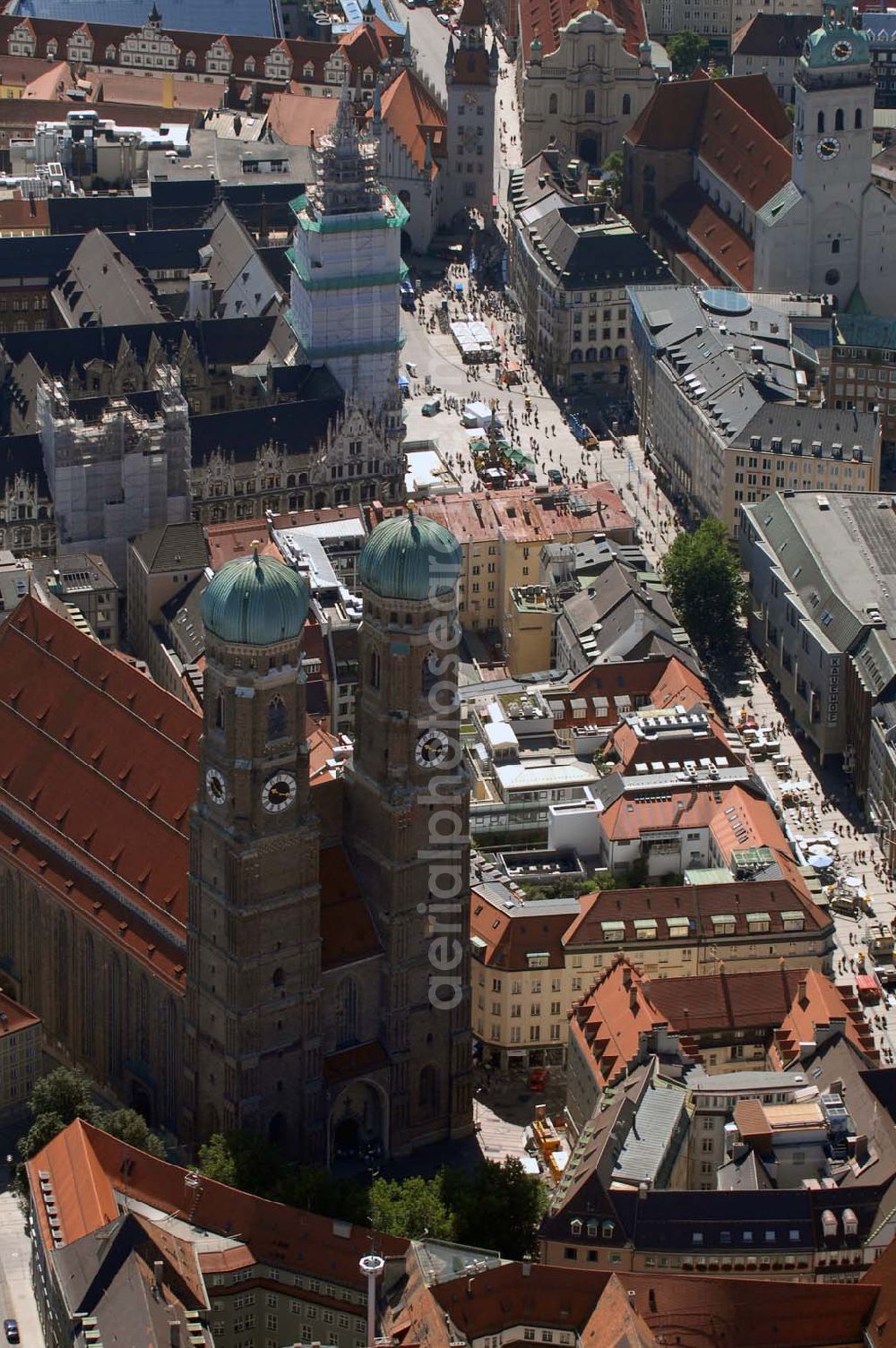 Aerial image München - Blick auf die im 16. Jahrhundert erbaute Frauenkirche in der Münchner Innenstadt. Im Hintergrund sind das Neue und Alte Rathaus zu sehen, sowie rechts davon die St.Peter Kirche.