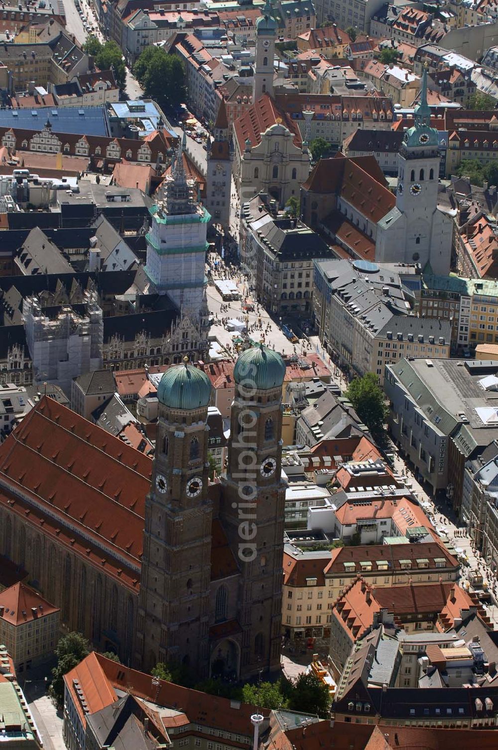 Aerial photograph München - Blick auf die im 16. Jahrhundert erbaute Frauenkirche in der Münchner Innenstadt. Im Hintergrund sind das Neue und Alte Rathaus zu sehen, sowie rechts davon die St.Peter Kirche und die Heilige-Geist Kirche.