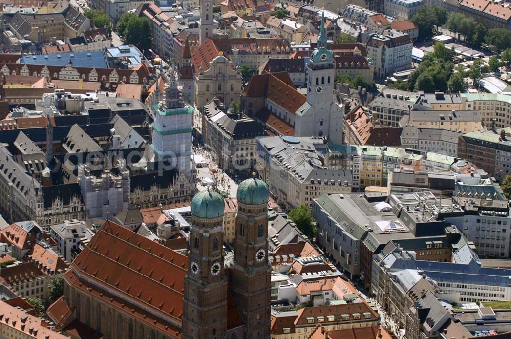 München from above - Blick auf die im 16. Jahrhundert erbaute Frauenkirche in der Münchner Innenstadt. Im Hintergrund sind das Neue und Alte Rathaus zu sehen, sowie rechts davon die St.Peter Kirche und die Heilige-Geist Kirche.