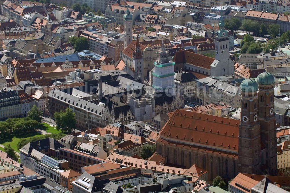 München from the bird's eye view: Zu sehen sind die historischen Gebäude der Altstadt: die Frauenkirche, das Neue und Alte Rathaus, die St.Peter Kirche und die Heilige-Geist Kirche.