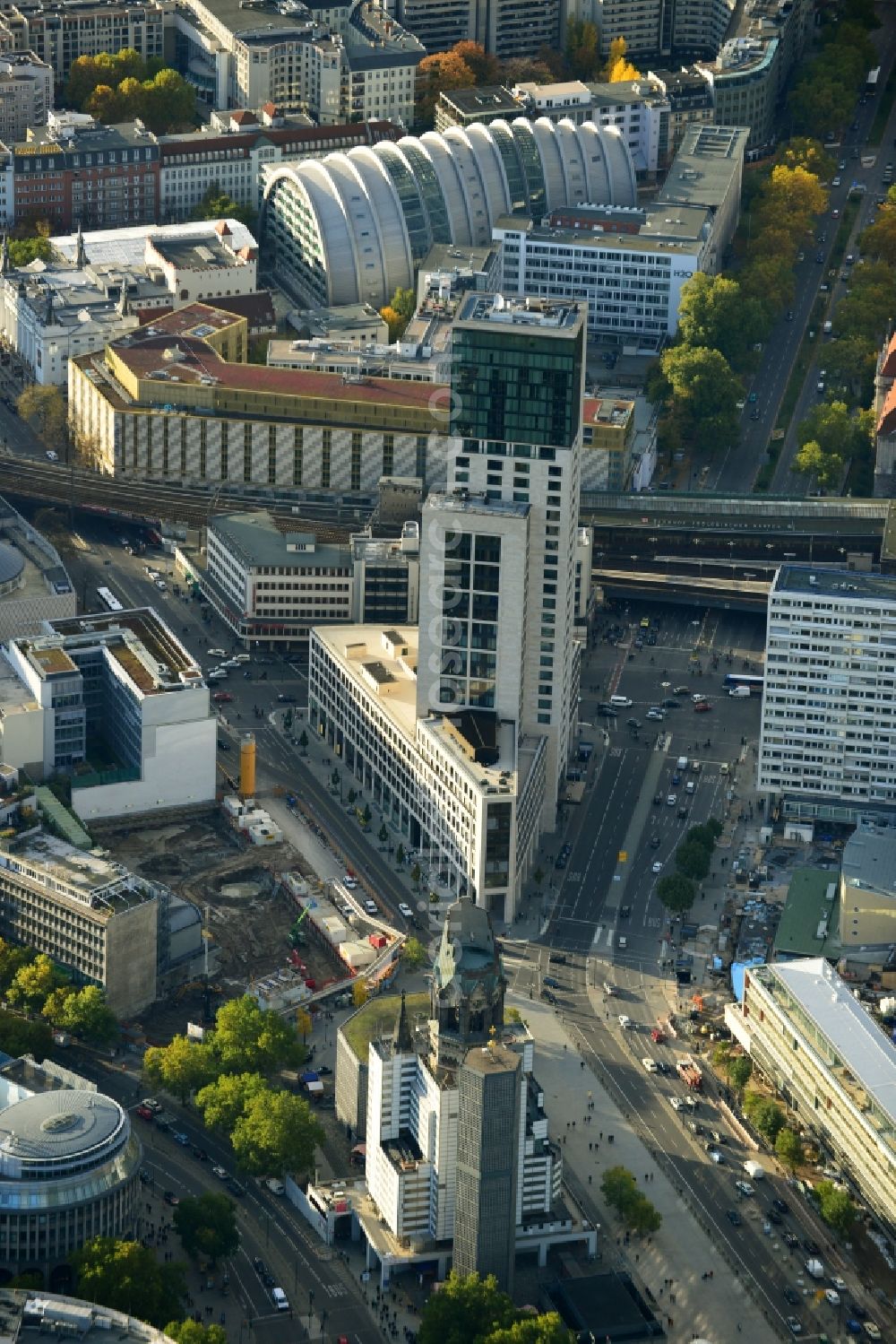 Aerial image Berlin - The Protestant Kaiser William Memorial Church, commonly short memorial church stands on the Breitscheidplatz between the Kurfürstendamm, the Tauentzienstraße and the Budapest street in Berlin's Charlottenburg district. The non-damaged part of the old church is now a museum and war memorial