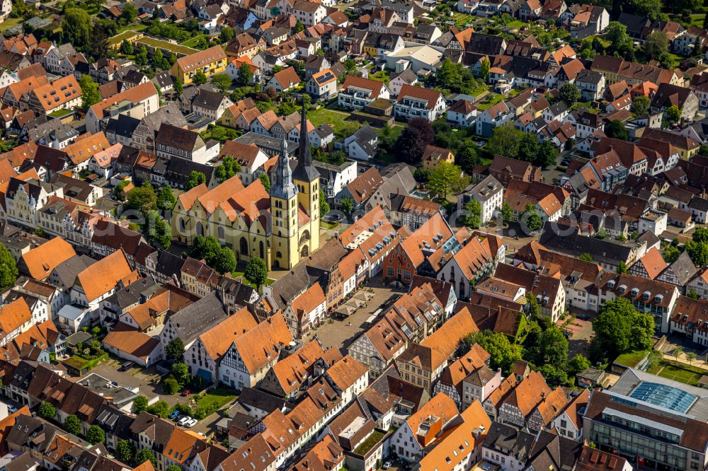 Aerial photograph Lemgo - Church building of the St. Nicolai-Kirche on Papenstrasse in Lemgo in the state North Rhine-Westphalia, Germany