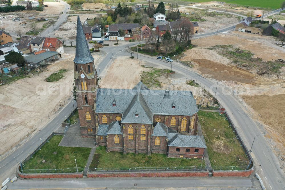 Aerial photograph Manheim - Church building St. Albanus and Leonhardus on street Buirer Strasse in Manheim in the state North Rhine-Westphalia, Germany