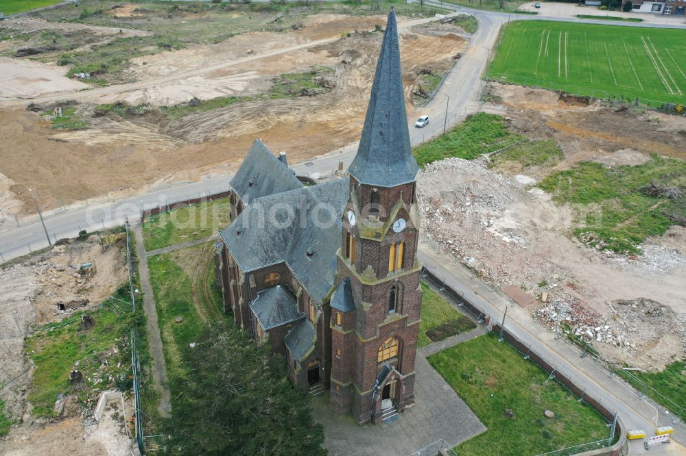 Manheim from the bird's eye view: Church building St. Albanus and Leonhardus on street Buirer Strasse in Manheim in the state North Rhine-Westphalia, Germany